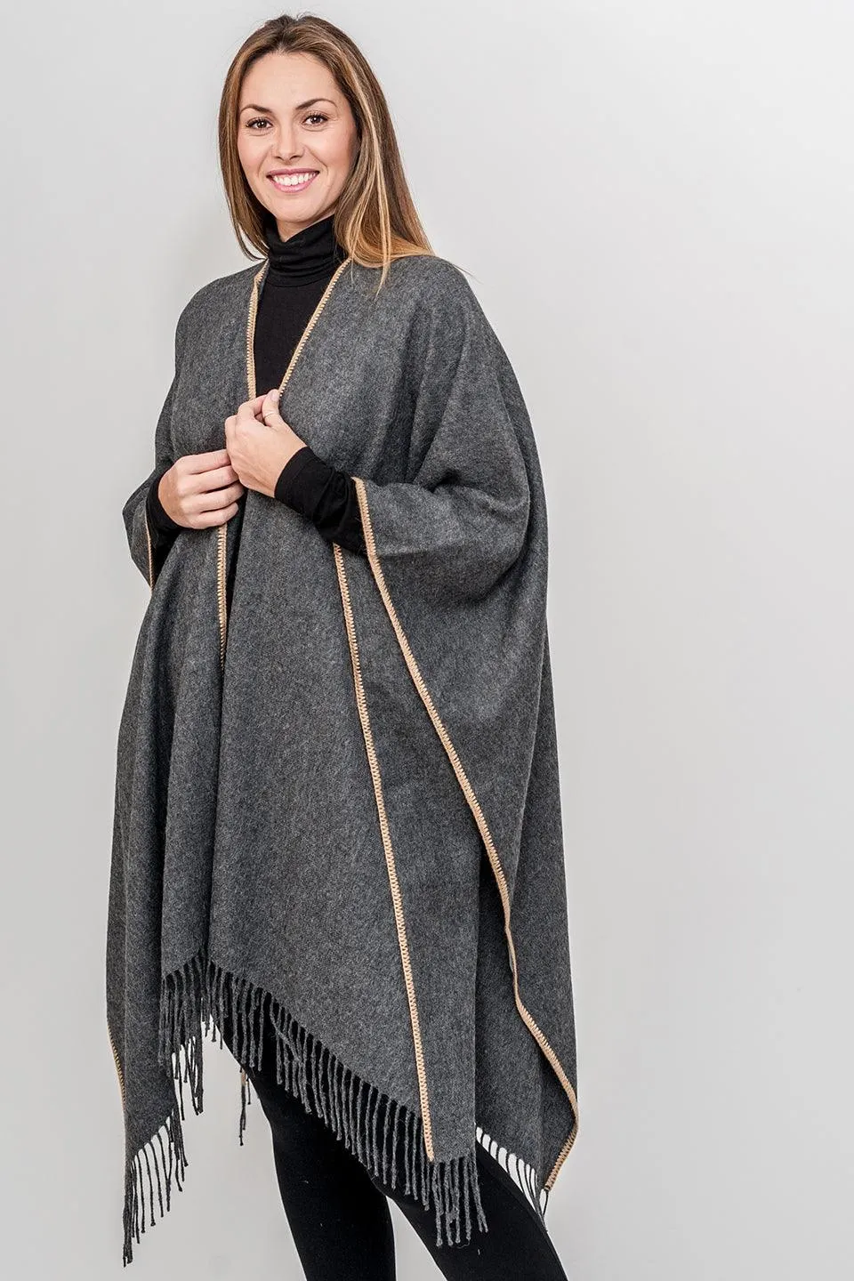 Poncho o capa en Baby alpaca con flecos color gris oscuro