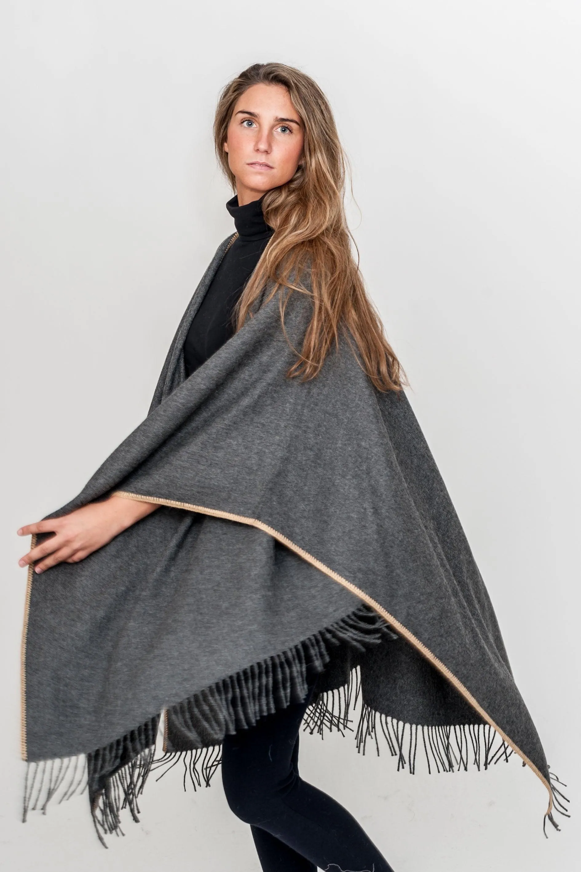 Poncho o capa en Baby alpaca con flecos color gris oscuro